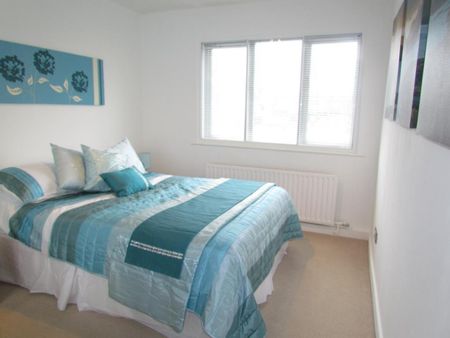 2 bedroom Flat To Let - Photo 2