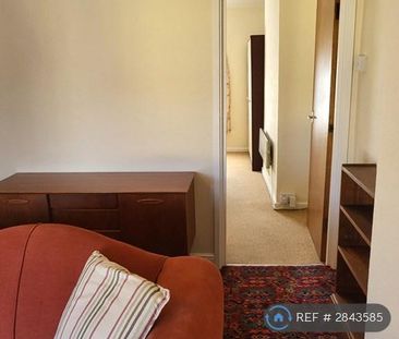 1 bedroom in a house share to rent - Photo 2