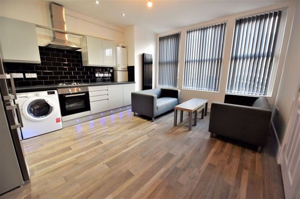 6 bedroom Flat in Flat 1 & 2, Leeds - Photo 1