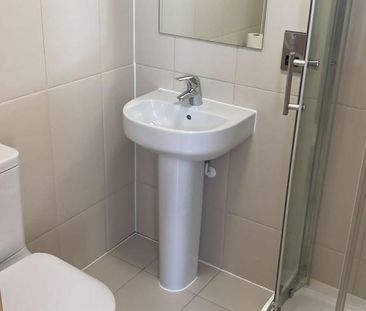1 bedroom in a flat share to rent - Photo 3