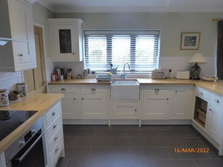 3 bedroom detached house to rent - Photo 4