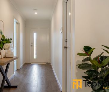 Modern and Stylish 4 bedroom family home!! - Photo 2