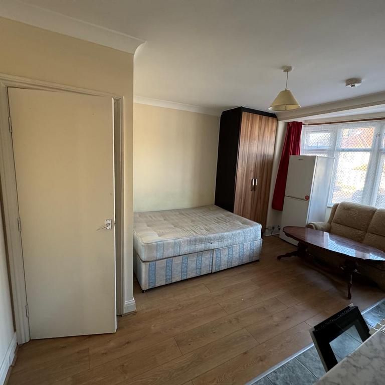 Studio to rent - Photo 1