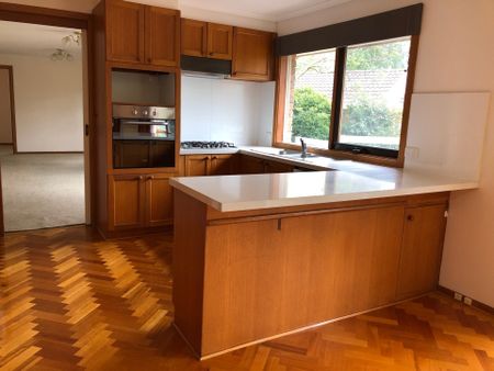 IMPRESSIVE FAMILY HOME - SINGLE LEVEL SPACE AND COMFORT - Photo 2