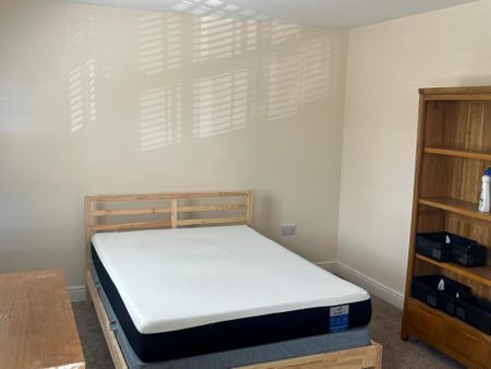 1 bedroom in a house share to rent - Photo 2