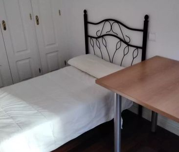 Room for rent with balcony in 3-bedroom apartment in Leganés - Photo 1