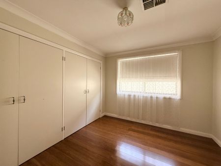 SPACIOUS FAMILY HOME - Photo 2