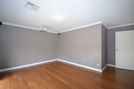 Large Family Home with Swimming Pool! - Photo 2