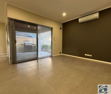 MODERN STREET FRONT TOWNHOUSE IN PRIME LOCATION - Photo 2
