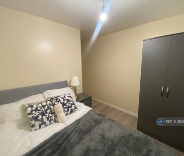 1 bedroom in a house share to rent - Photo 2