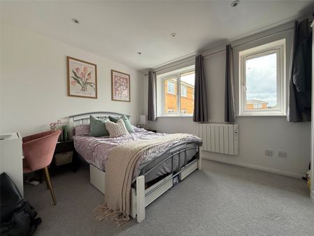 Ascot Court, Aldershot, Hampshire, GU11 - Photo 4