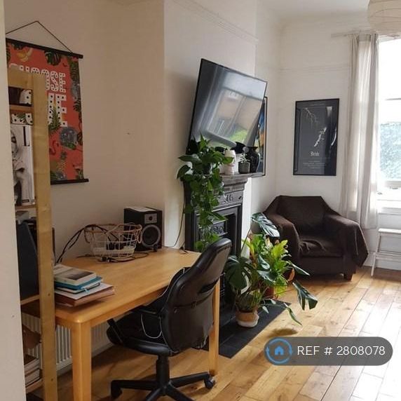 1 bedroom in a flat share to rent - Photo 1