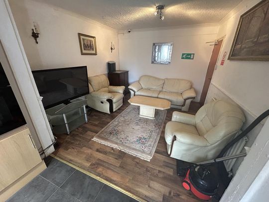 1 bedroom in a house share to rent - Photo 1