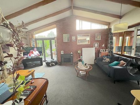 Beautiful home in well sought after neighbourhood - Photo 5