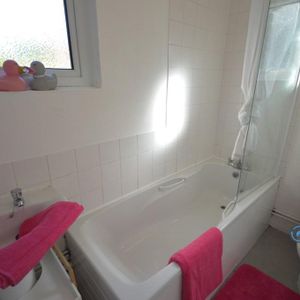 1 bedroom in a flat share to rent - Photo 2