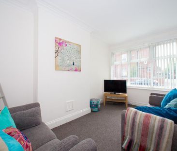 4 bedroom end of terrace house to rent - Photo 1