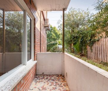 Sixties sophistication with so much space & a lock up garage - Photo 4