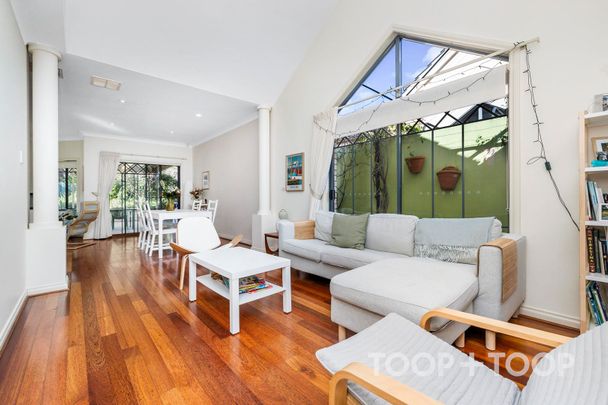 Stylish courtyard home - Photo 1