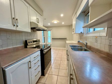 For Lease - 230 Enchanted Hills Crescent, Toronto, Ontario - Photo 4