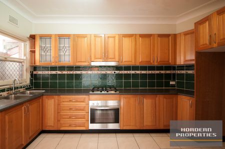 Charming Corner Family Home close to Kingsgrove Station - Photo 4