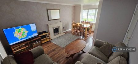 4 bedroom detached house to rent - Photo 2