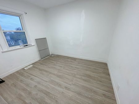 For Lease - 34 Chamberlain Avenue Unit# main, Toronto, Ontario - Photo 3