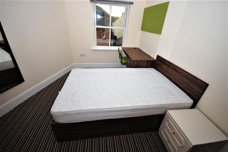 3 bedroom flat to rent - Photo 4