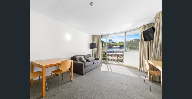 Bright and modern unit in Prime location! - Photo 1