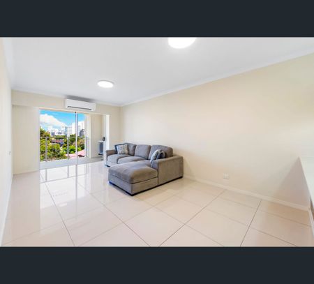 8 Waverley Street, Southport, Qld 4215 - Photo 5