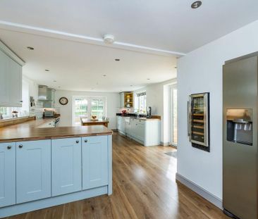 4 bedroom detached house to rent - Photo 2