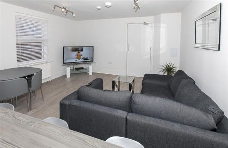 1 bedroom in a house share to rent - Photo 2