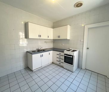 Comfortable One-Bedroom Unit - Photo 4