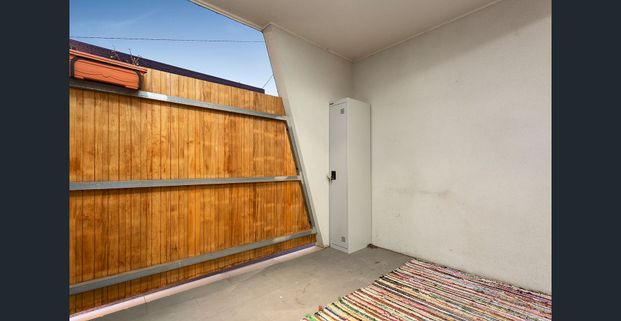 Modern two storey apartment - Photo 1