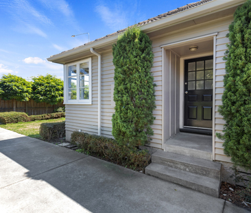 Cosy 2-Bedroom Home Plus Study with Large Deck in Strowan - Photo 3