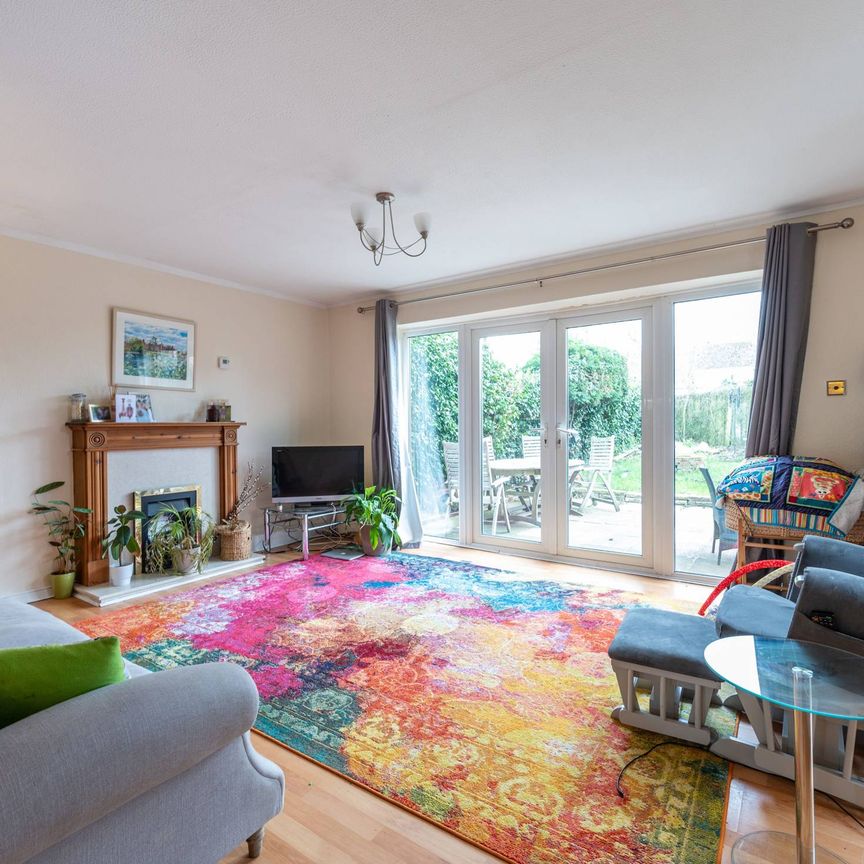 Winchilsea Crescent, West Molesey, KT8 - Photo 1