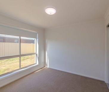 Comfortable 4-Bedroom Home with Large Outdoor Space - Photo 2