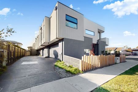Stylish Family Home in Prime Heidelberg West Location - Photo 4