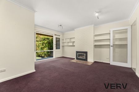 DELIGHTFUL THREE-BEDROOM HOME - Photo 4
