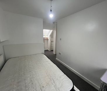Room in a Shared House, Kenley Road, SW19 - Photo 3
