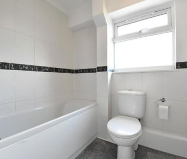 3 bedroom end of terrace house to rent - Photo 2