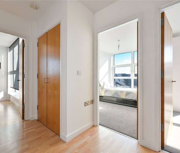 Ideally situated on the southern tip of the Isle of Dogs, this neut... - Photo 5