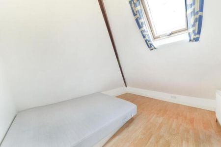 4 bedroom flat to rent - Photo 2