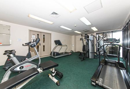 Popular Imperial Gardens apartment is waiting for new occupants! - Photo 2