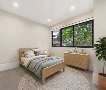 Sunlit Designer Townhouse with Private Courtyard in Prime Gordon - Photo 1