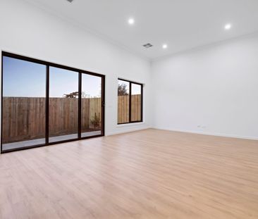 Brand New Three Bedroom Family Home in Prime Bayswater Location - Photo 3
