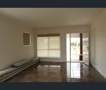 Beautifully Designed Townhouse - Photo 4