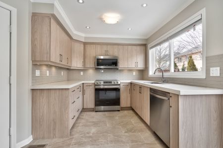 For Lease - 1337 Goldhawk Trail, Oakville, Ontario - Photo 4