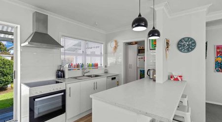 Sunny Three Bedroom Family Home - Photo 5