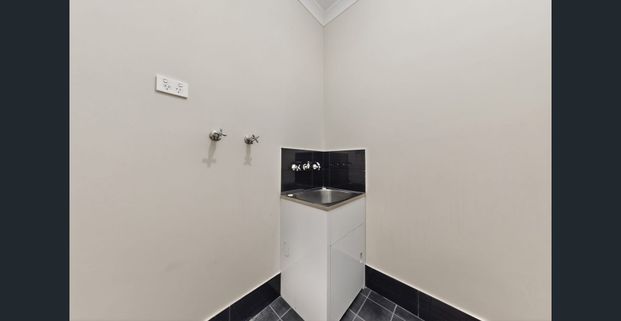 Charming Three Bedroom Cottage - Photo 1