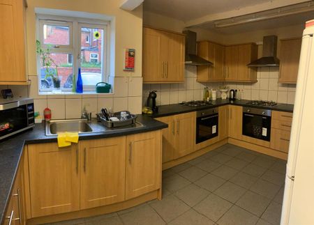 8 bedroom semi-detached house to rent - Photo 5